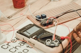 电子产品和电线放在桌子上。