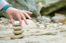 人平衡石头。