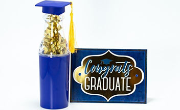 蓝色的瓶子，上面有金色的飘带和金色的毕业流苏，旁边是一张蓝黑相间的祝贺毕业卡片。